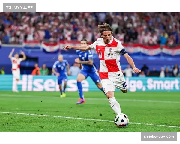 克罗地亚莫德里奇老将担当 中场节拍器作用明显